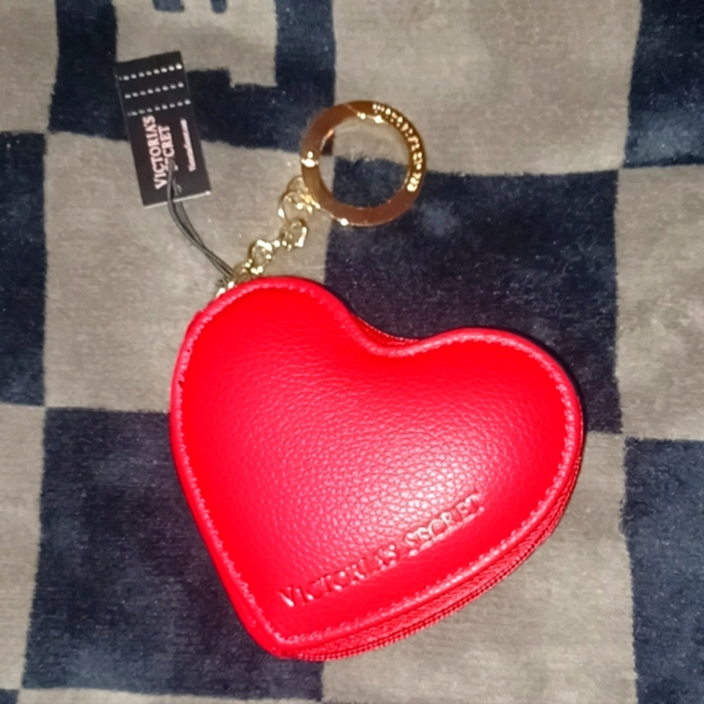 NEW VS HEART KEYCHAIN